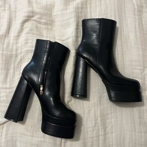 BLACK HEEL BOOTS